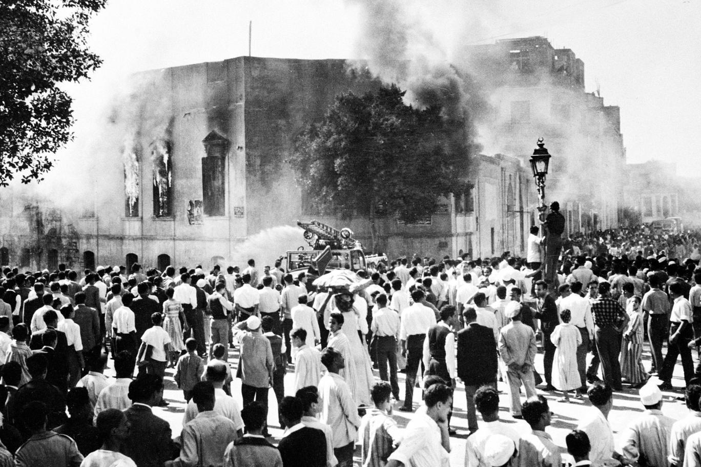 27 Ekim 1954'te Kahire'de yanan merkez.